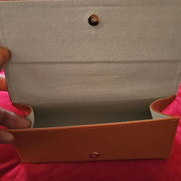 Tory Burch glass case - Picture 7 of 8